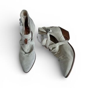 Musse & Cloud Cream Ankle Booties. US 10